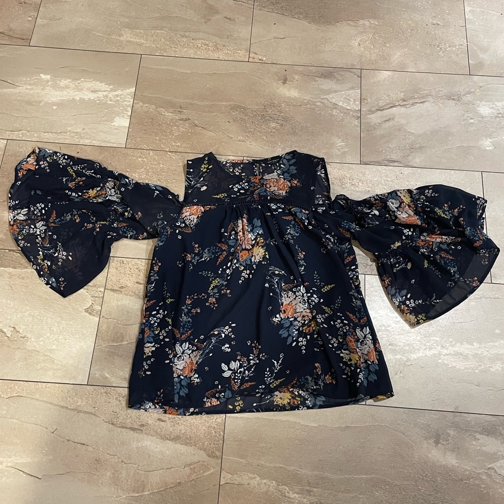 Floral peekaboo shoulder blouse